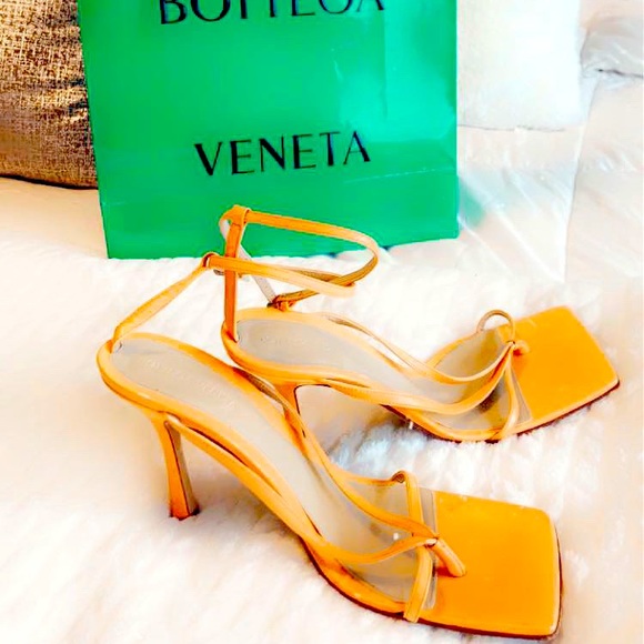 BOTTEGA VENETA BAND SANDAL サイズ40 Bottega Veneta // Blue Leather Stretch Strap Sandal – VSP Consignment
